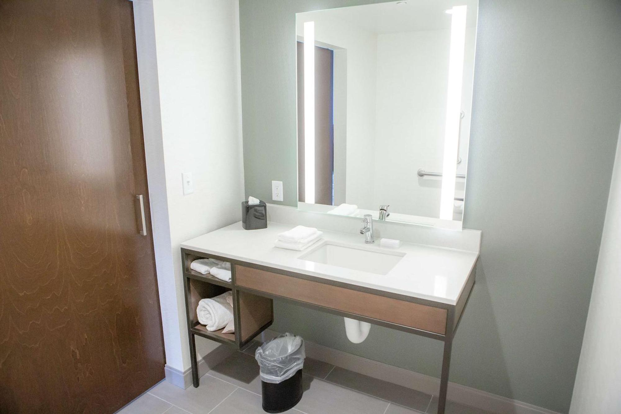 Hilton Garden Inn Corning Downtown Экстерьер фото